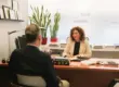 Abogada en Albacete revisando documentación de cliente con problemas de deudas bancarias