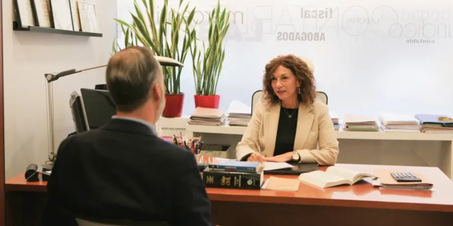 Abogada en Albacete revisando documentación de cliente con problemas de deudas bancarias