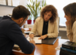 Avalista revisando con una abogada las obligaciones de un préstamo antes de firmar