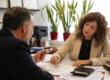 Abogada revisando la documentación para acogerse a la Ley de Segunda Oportunidad